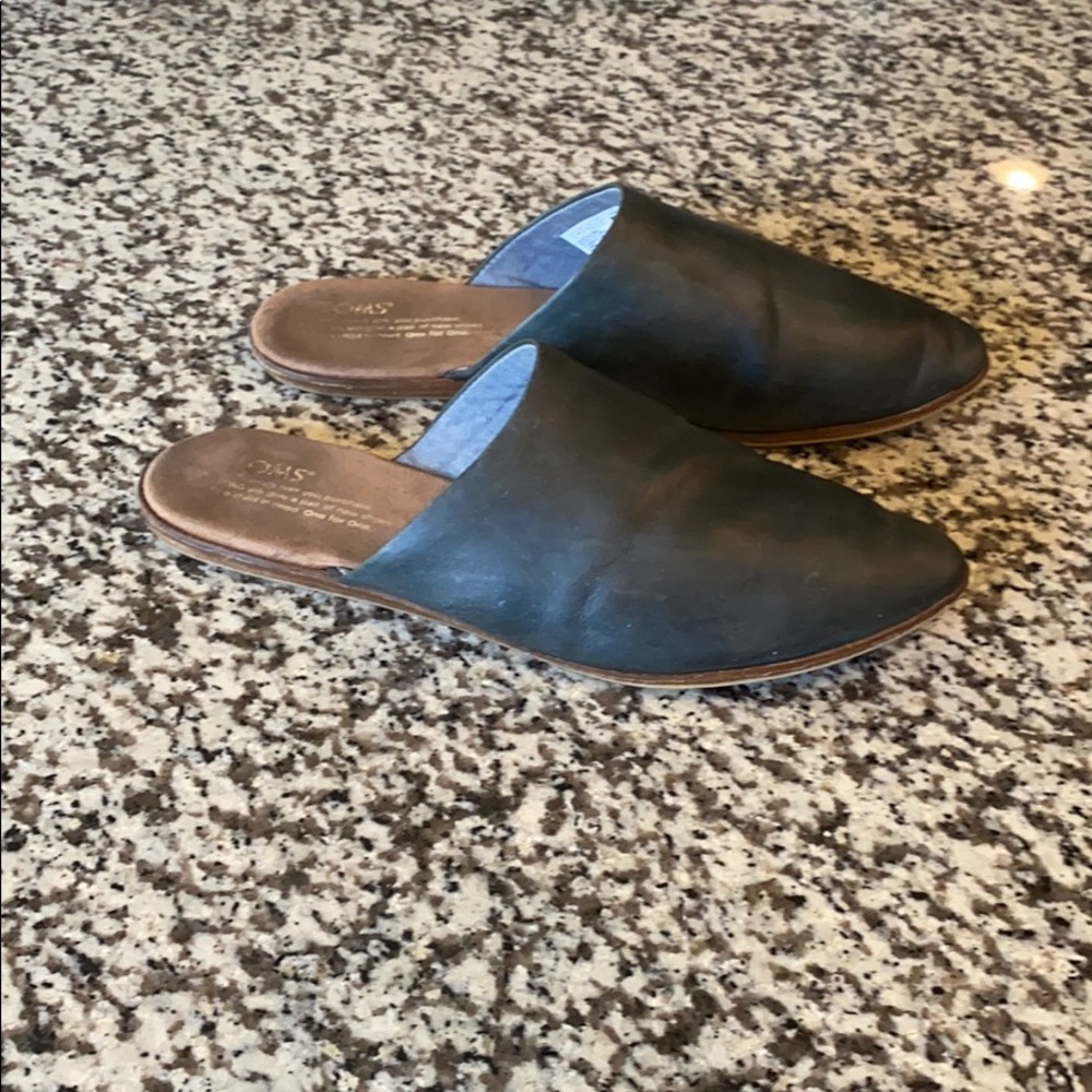 Women’s size 8 Toms mules